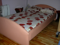 тапицирана спалня с изкуствена кожа и матрак изработен по поръчка